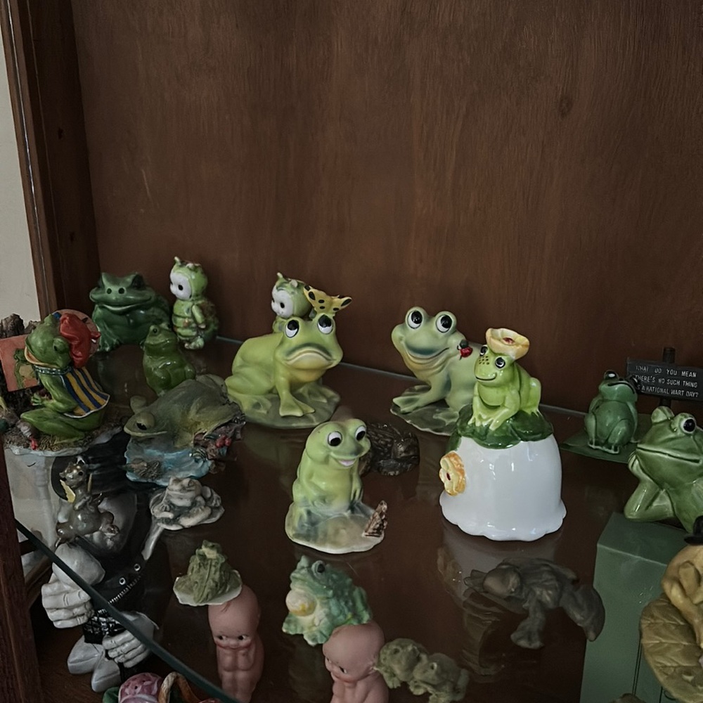 Fun array FROGS BY THE LOT